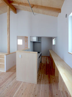 小路につながる家