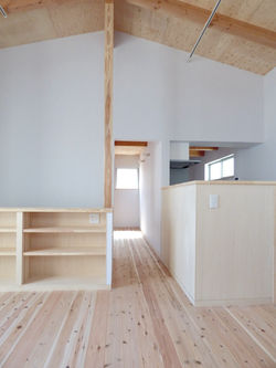 小路につながる家