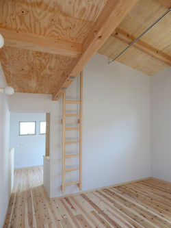 小路につながる家