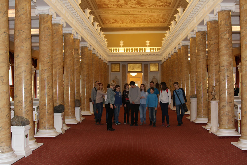 В одном из залов минералогичсекой коллекции музея Горного университета