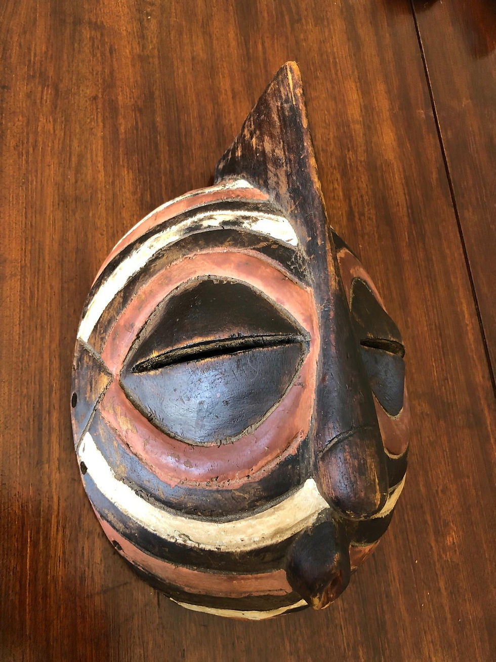 Thumbnail: Anthropomorphic face mask "kifwebe" from the Luba people of DR Congo. Wood, pain
