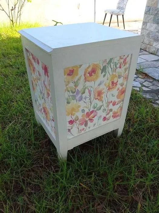 Miniatura: Mesa de cabeceira de estilo  Shabby Chic/    Shabby Chic style bedside table