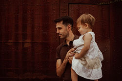 Sesión de fotos de embarzo familia en exterior Madrid