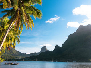 Lagon de Moorea avec palmiers et montagnes, une des îles hôtes des Jeux du Pacifique 2027