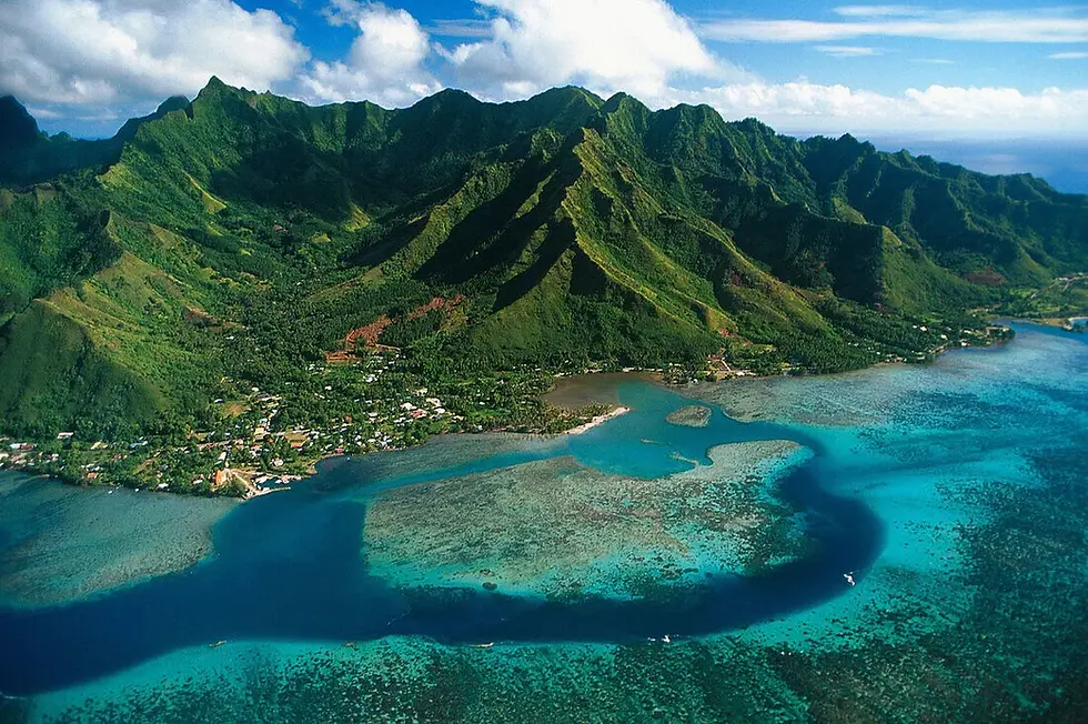 Vue aérienne du lagon turquoise de Bora Bora, symbole d'un voyage sur mesure en Polynésie