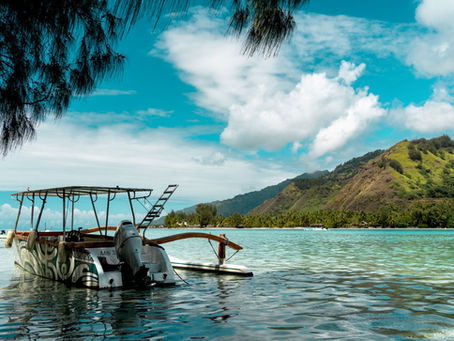 Bateau dans le lagon turquoise de Moorea, Polynesie francaise, illustrant le choix ferry ou avion pour rejoindre l'ile