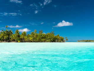 Lagon turquoise et cocotiers de Huahine, Polynésie française, décor typique des pensions de famille et locations sur les îles