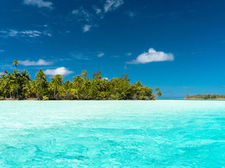 Lagon turquoise et cocotiers de Huahine, île où choisir son hébergement entre Fare, Maeva et Parea