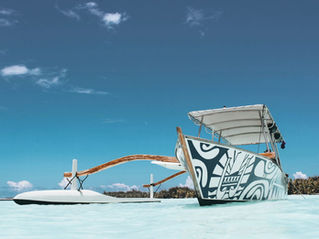 Bateau traditionnel sur un lagon turquoise en Polynésie française, ambiance d'excursion en bateau