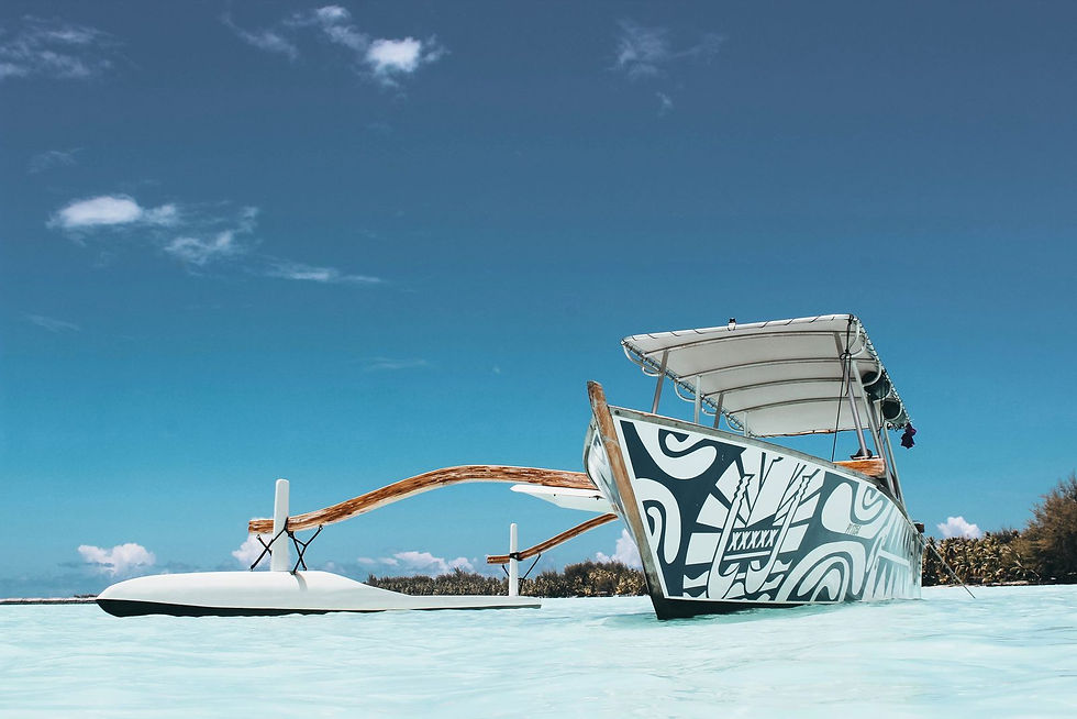 Bateau traditionnel sur un lagon turquoise en Polynésie française, ambiance d'excursion en bateau