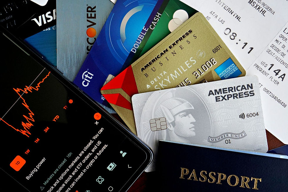 Cartes bancaires, passeport et smartphone poses a plat pour preparer le budget d'un voyage en Polynesie francaise