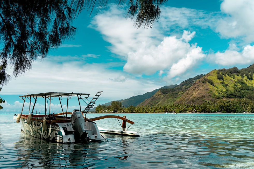 Bateau au mouillage dans le lagon turquoise de Moorea, en Polynésie française, illustrant la traversée en ferry depuis Tahiti