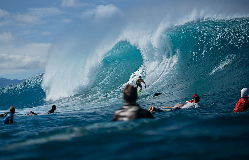 Surfeur dans le tube d'une grande vague, évoquant la vague de Teahupo'o pendant le Tahiti Pro