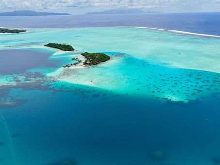 Vue aérienne du lagon turquoise de Bora Bora en Polynésie française