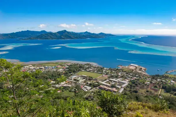 Vue aérienne du lagon turquoise de Bora Bora, aux Îles Sous-le-Vent en Polynésie française