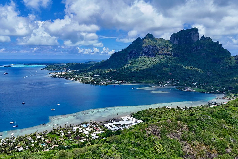 Vue aérienne du lagon turquoise de Bora Bora et de ses motu, terrain de jeu des excursions en bateau