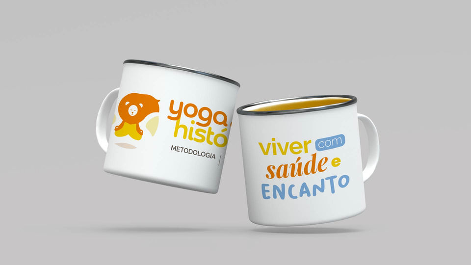 Canecas de brinde com logo e slogan do Yoga Com Histórias