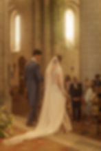 Mariés dans une église par un photographe de mariage à Bordeaux