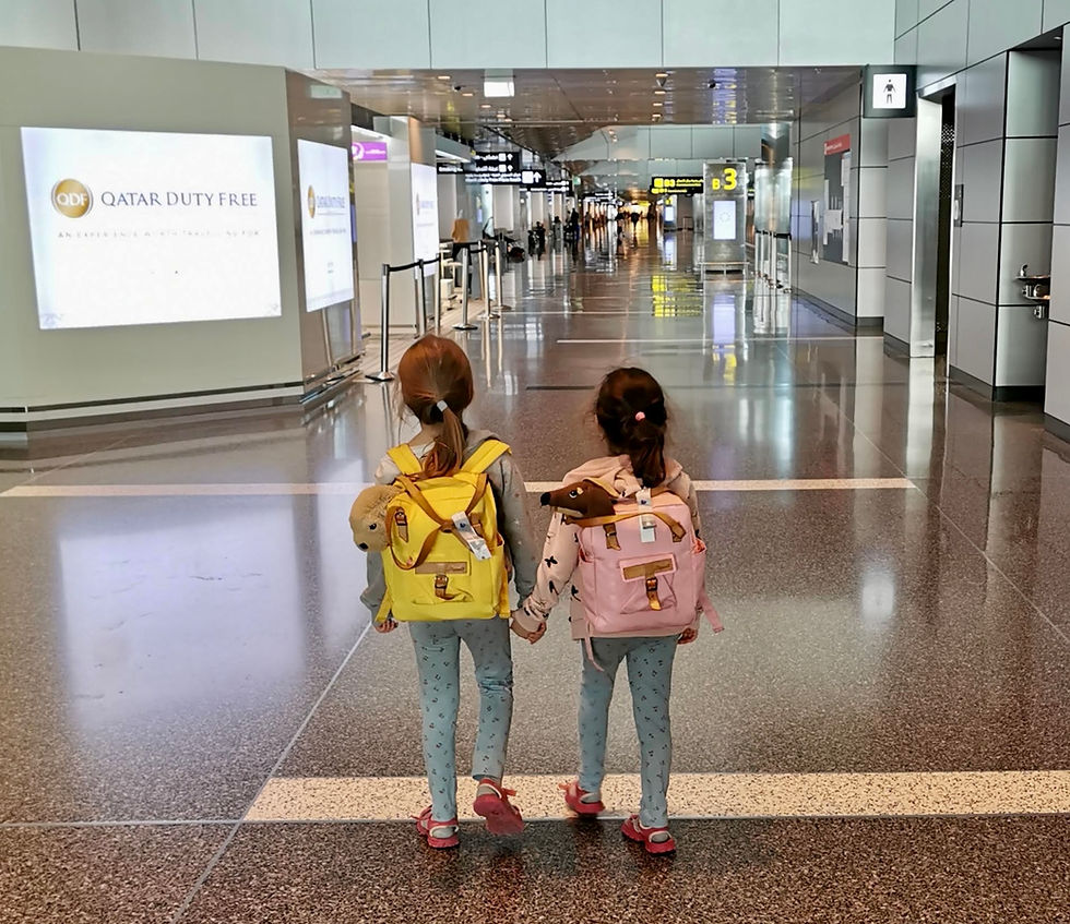 Mini Maja és Izzi a reptéren