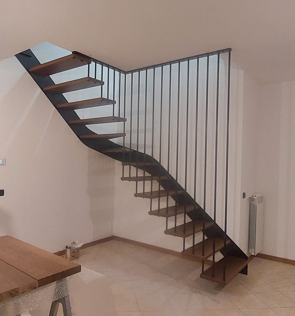 Scala Sospesa in Rovere e acciaio verniciato (1).jpg