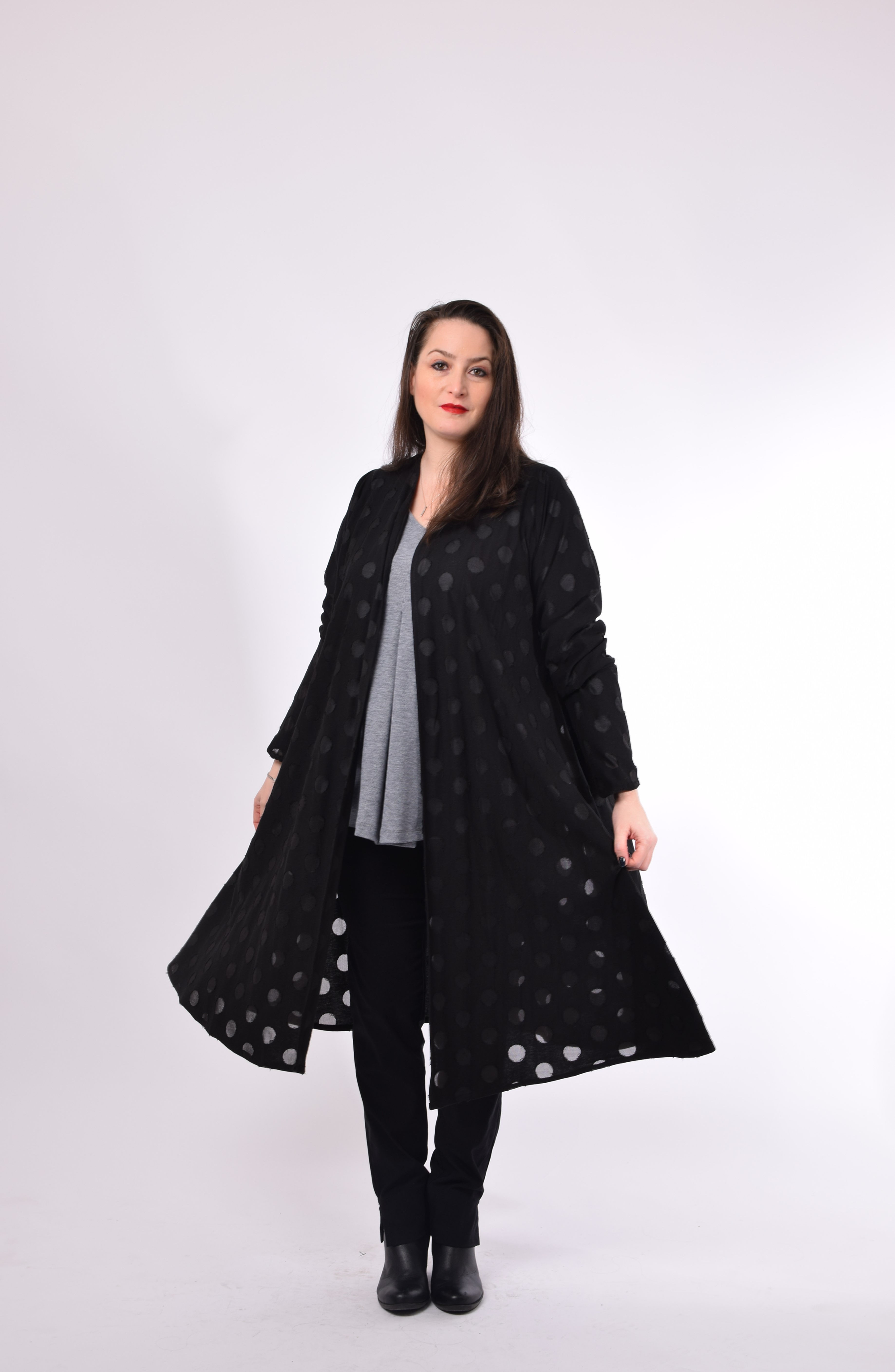 עליונית שחורה עם עיגולים שקופים