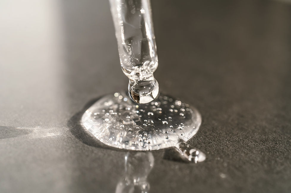 Squalan das aus einem Dropper auf eine Glatte Oberfläche getropft wird. Ein Feuchtigkeitsbooster für die Haut