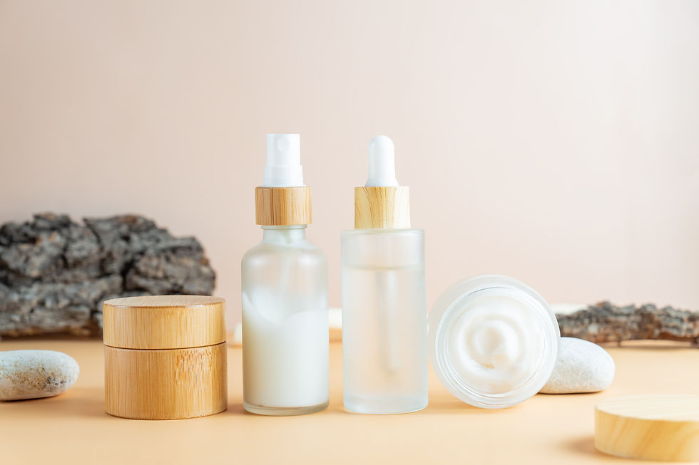 Gestichtsserum, Creme, Augenbalsam und andere Pflegemittel, die mit Squalan für die Haut hergestellt werden.