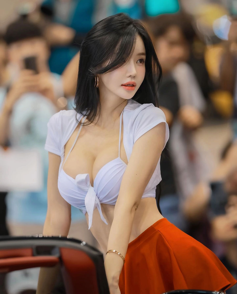 Minhanna while working as a racing girl at the Korean Auto Show, exuding elegance and charm in her professional role.