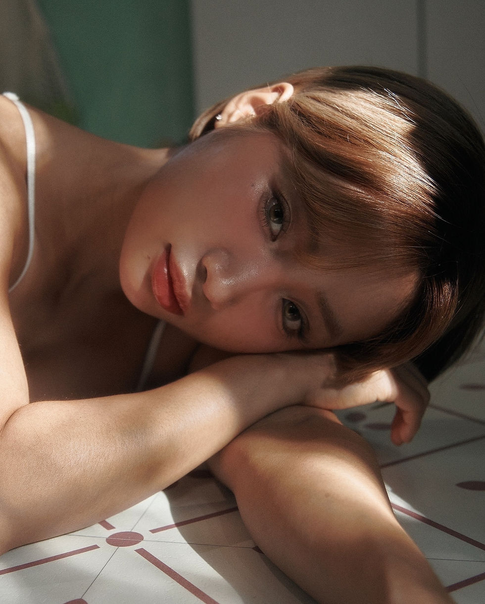 "Soi 엉덩퀸 posing provocatively, showcasing her curvy figure and explicit appeal in an uncensored hardcore video