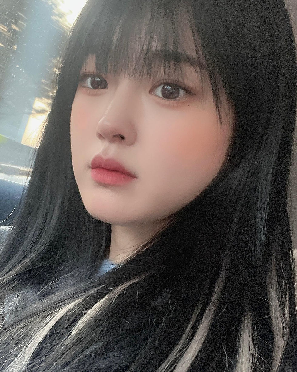 Explore 문월’s daring reveal in her latest Live session, where she showcases her plump breasts and seductive expression. Discover why her captivating charm and intimate moments have her VVIP fans buzzing with excitement