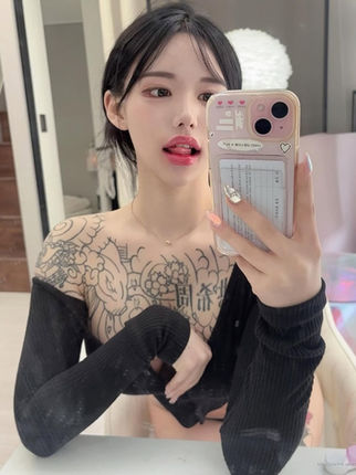 탱쥬 Tangju Fantrie 크리에이터의 검은 의상과 상체 문신이 보이는 거울 셀카