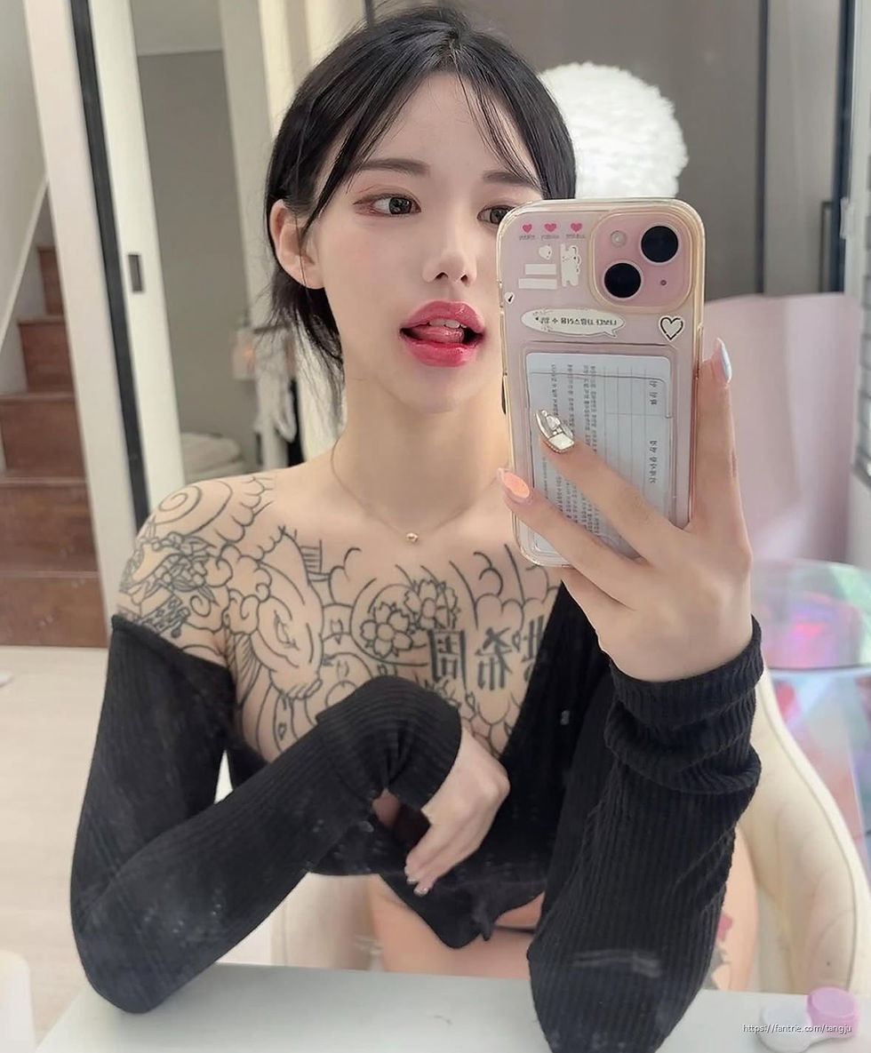 탱쥬 Tangju Fantrie 크리에이터의 검은 의상과 상체 문신이 보이는 거울 셀카