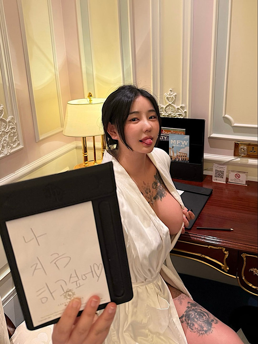 Bighip 베이글 from Likey (@171jun2021) posing elegantly during her premium massage session, showcasing her big hips, curvy figure, and radiant, oil-glazed skin