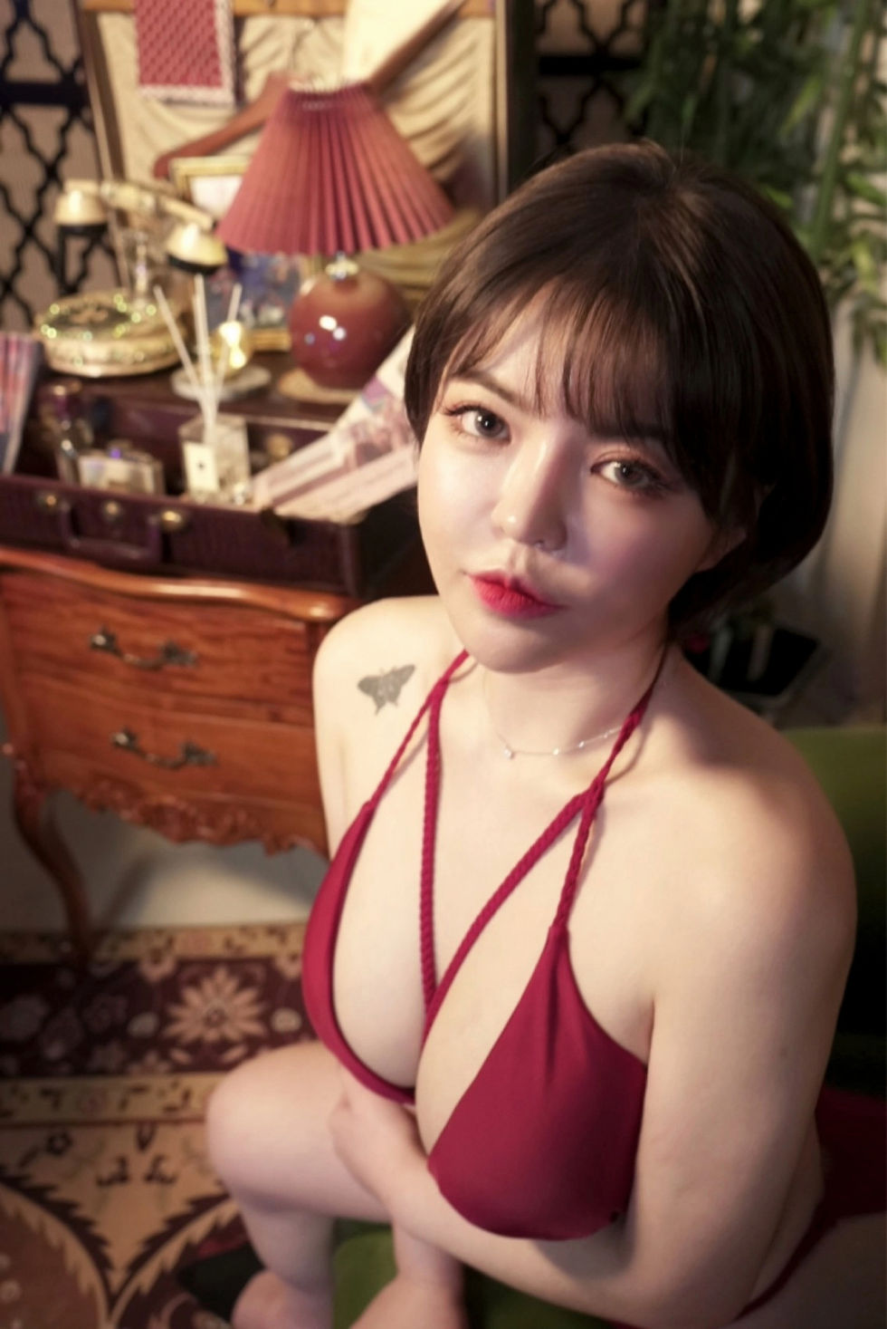 MIB 배우 꿀지의 감각적인 장면! Sensual Scene에서 그녀의 섹시한 매력과 강렬한 퍼포먼스를 경험하세요.