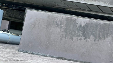 雨漏りの原因「庇」…コーキングの劣化で生じた隙間が雨水の侵入経路に。