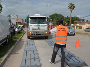 Otorgan aumento del 45% a transporte de carga