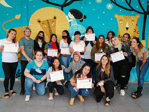 Diploma a los y las primeras egresadas de la Escuela de Peluquería