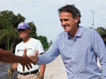 Katopodis, mientras pone ladrillos, atiende su agenda como precandidato