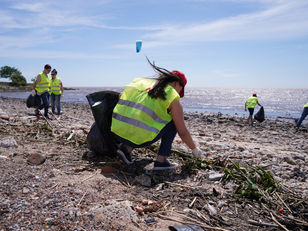Jornada solidaria de limpieza en la costa de Vicente López