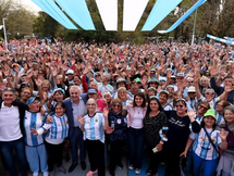 Lejos del mal trato, Julio Zamora celebró junto a miles de jubilados
