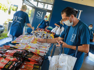 Posse reparte 12 mil bolsas navideñas en barrios empobrecidos