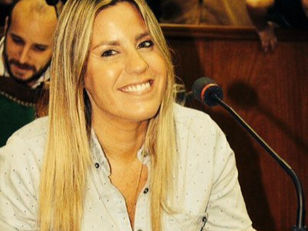 Jorge  Macri no entrega la dama, la muestra con orgullo