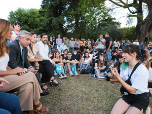 Fernández en San Martín: encuentro con jóvenes y visita a textil rescatada del caos macrista