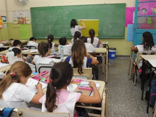 En medio de la crisis nacional, docentes de la provincia acordaron un 7% de aumento salarial