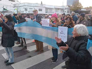 Jubilados marchan y reclaman en la Quinta de Olivos en medio de la "destrucción de la clase media" y "empobrecimiento salarial"