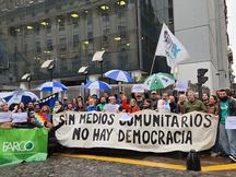 Mientras se entrega a Clarín, Milei elimina fondos destinados a radios comunitarias para dárselos a medios afines al gobierno