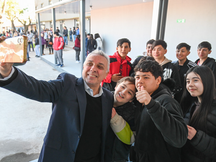 Julio Zamora alienta el debate entre el alumnado mientras continúa con obras en escuelas