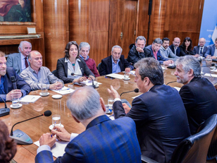 Dos mundos contrapuestos:uno apuesta seriamente al desarrollo y la educación,el otro a la brutalidad