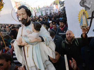 La población marcha a San Cayetano para pedir un nuevo milagro frente a la crisis nacional