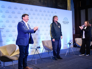 Cecilia Moreau y el Padre Pepe, de San Martín, abrazados a misma cruz, “la del amor”